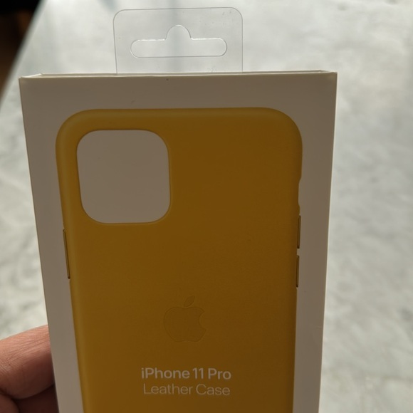 NYT Apple iPhone 11 Pro Leather case - Picture 3 of 3